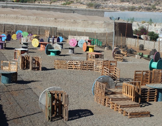 Escenario con protecciones al aire libre